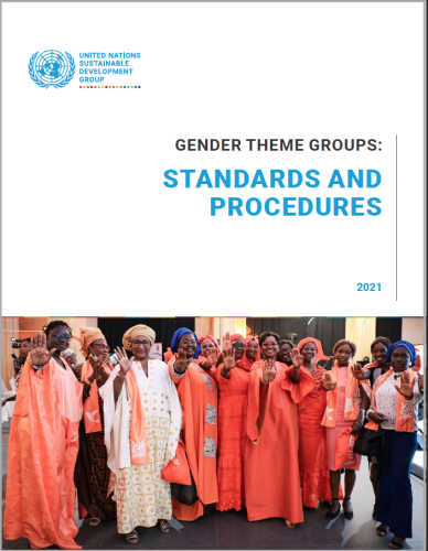 تقف النساء اللواتي يرتدين اللون البرتقالي معًا ويظهرن راحة أيدهن.