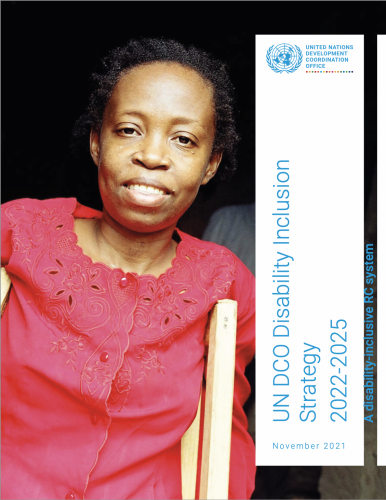 Couverture d'une publication montrant une femme debout sur des béquilles et souriant face caméra.