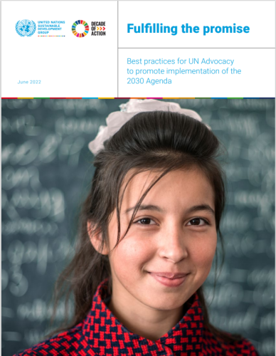 صورة عن قرب لفتاة تبتسم للكاميرا أمام سبورة.