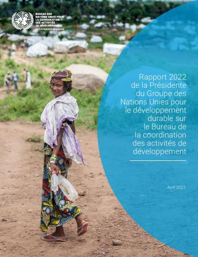 Couverture d'un rapport de l'ONU montrant une fille en train de traverser un champ en se retournant en arrière vers la caméra avec un sourire.