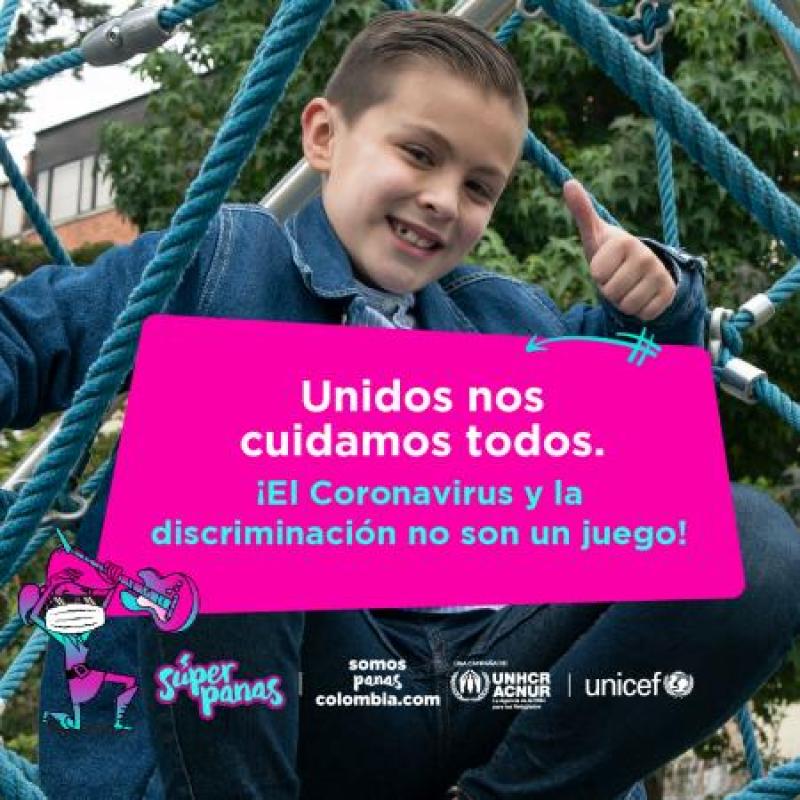 طفل صغير يبتسم ويجلس في أحد الملاعب.